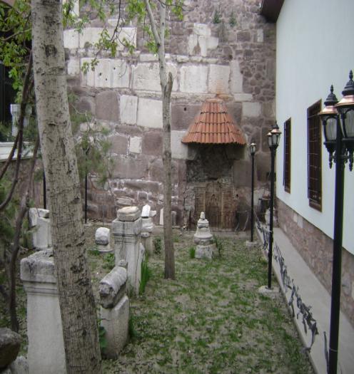 duvarında (ki sur duvarı aynı zamanda caminin güney duvarı olarak kullanılmış) yer alır, Mihrap, caminin