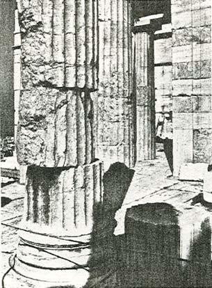 (a) Tek parça sütunlar (Roma forumu nda yapı) (b) Çok parçalı sütunlar (Propylaia, Atina) (b) Duvarlar ve payandalar Tarihi yapılarda taşıyıcı duvarlar, kesme taş, kaba yonu taş, moloz taş, tuğla ya