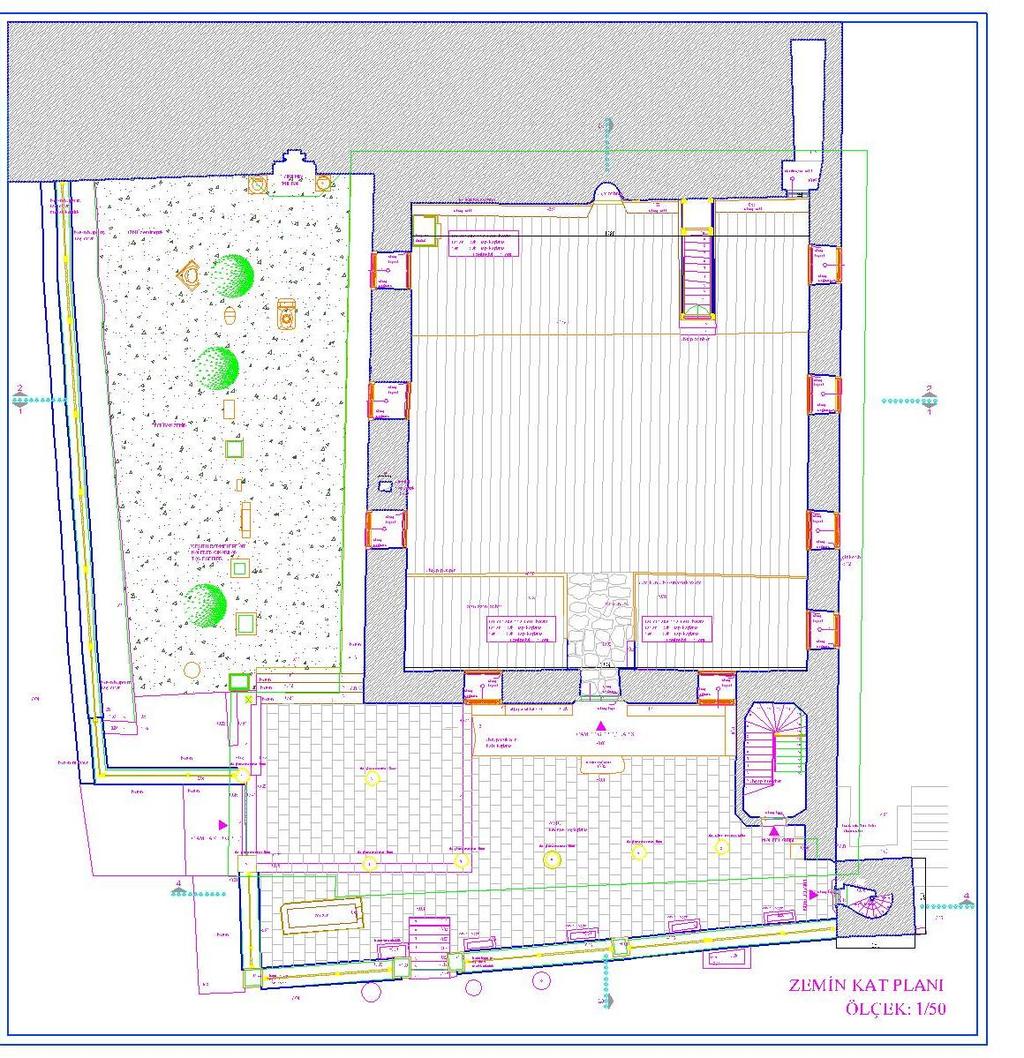 79 Resim 4.2. Sultan Alâeddin Camii plan şeması Geniş bir alanı kaplayan, uzunlamasına dikdörtgen planlı caminin kuzeyindeki son cemaat yerinin batısı beden duvarının devamı ile kapatılmıştır.