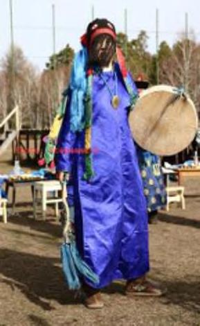 b) Şaman Kıyafeti Yukarıda belirtildiği üzere, Asya Şamanizm'i geleneksel ve İslamlaştırılmış Şamanizm (Baksılık) olarak ikiye ayrılmaktadır.