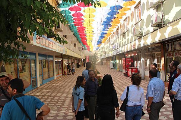 Silopi Belediyesi, Şemsiyeli Sokak DEMOKRATİK EKOLOJİK KATILIMCI KADIN