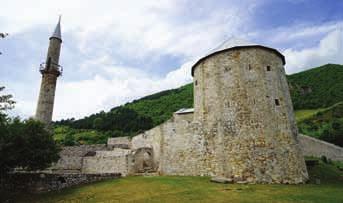 kule bulunuyor. II. Bayezid tarafından yaptırılan Kale Camii nin ise bugün yalnızca minaresi ayakta. Tam da tahmin ettiğimiz gibi, kalenin burçlarından bütün Travnik i görmek mümkün.