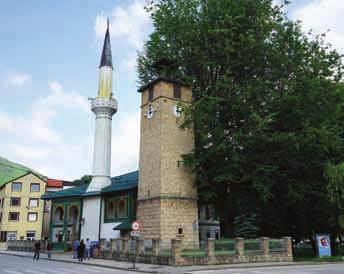 Şehir merkezine inince Balkanlar da çokça karşılaşılan dış yüzeyi bezemeli Alaca Camilerden olan Süleyman Paşa Camii karşılıyor bizleri.