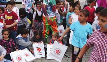 Onları oyun oynaması gereken çocuklar olarak gören, suçlamayan ya da başından savmayan ağabeyleri / ablaları olduğunu öğrendiler ya, buydu esasen istediğimiz.