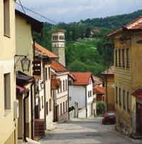 Hafif bir yağmur eşlik ediyor nehir boyunca yaptığımız yürüyüşe. Ortaçağ dan kalma bütün emsalleri gibi şehre hâkim bir noktaya kurulan ihtişamlı Travnik Kalesi görünüyor birden.
