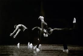 MODERN DANS Modern dans, sanatçıların, fiziksel hareketleri ile, gerçekçi veya soyut bağlamda ortaya koydukları sanatsal anlatımın ilişkilendirildiği bir dans formudur.