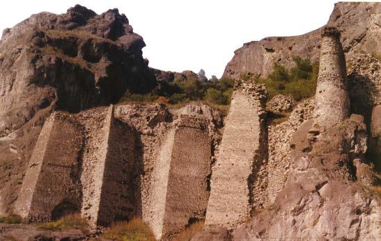 OSMANCIK KALESİ Kızılırmakʼın kuzey kenarında, doğu-batı istikametinde uzanan doğal kayalığın üzerine inşa edilmiştir.