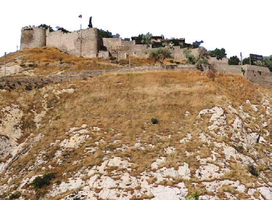 İSKİLİP KALESİ İlçe merkezinde yer alan ve Osmanlı Dönemine tarihlenen kale 100 m. yükseklikte doğal bir kaya üzerine inşa edilmiştir. Kaleye giriş güney cephesinde bulunan kapı ile sağlanmaktadır.