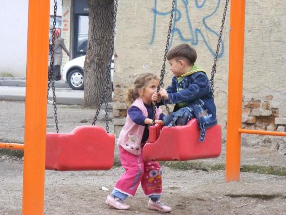 Çocuk, gündelik mekansal pratikleri sırasında kentsel mekanda mimarinin temel öğelerini deneyimlemeli ve bu yolla öğrenebilmelidir.