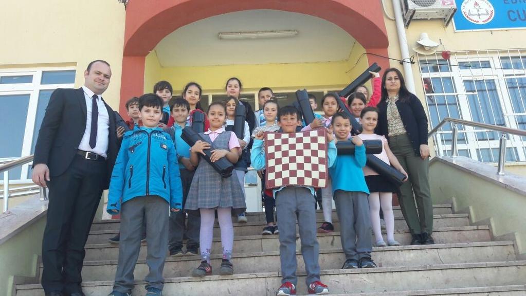Bizim de çabalarımız sonucunda okulumuza satranç takımı, satranç eğitim