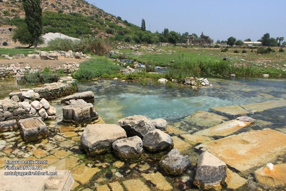 LİMYRA Antalya İli, Finike İlçesi, Turunçova ve Sahilkent Beldeleri sınırlarında yer alan Limyra Antik Kenti, Toçak Dağı'nın güney eteklerinde, genellikle erken dönem yapıların yer aldığı akropol ile