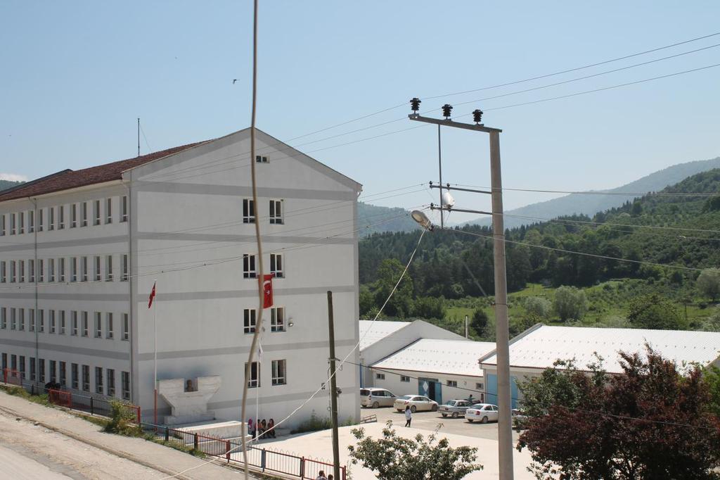 OKULUN /KURUM FOTOĞRAFI 2. BÖLÜM OKULUN/KURUMUN TARİHÇESİ: Okulumuz 15.09.1997 tarihinde Lise, Muhasebe, Giyim ve Mobilya-Dekorasyon Bölümleri olmak üzere dört dalda eğitim öğretime başlamıştır.