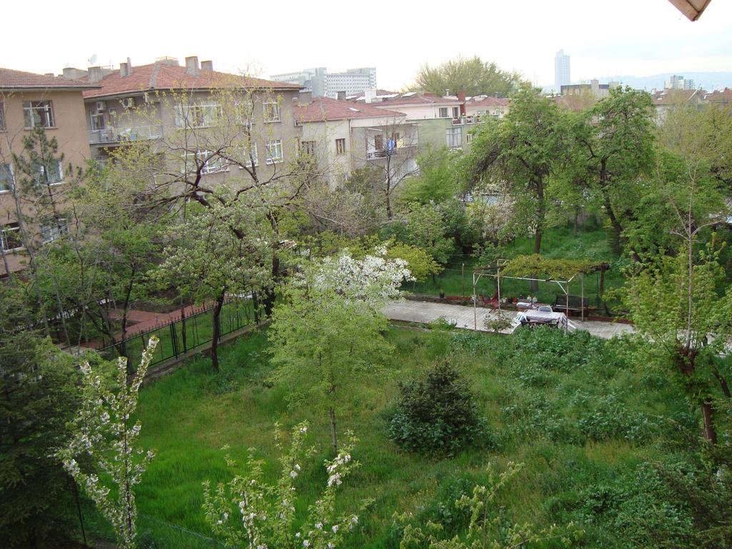 bahçesinde otopark bulunmaktadır(şekil 5.18-5.19). 3 adedinde kapalı otopark mevcuttur. 4 apartmanda arka bahçe bakımlıdır.