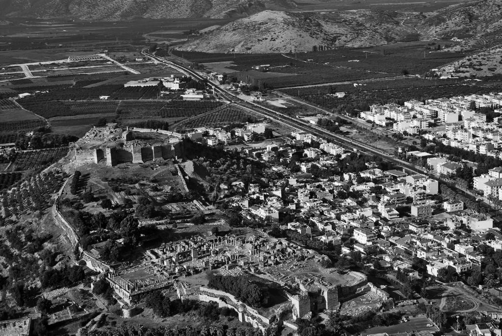 KAZI-ARAŞTIRMA Selçuk-Ayasuluk Selçuk Ayasuluk Tepesi ve Aziz Yuhanna Kilisesi Genel Görünümü Bu durumda MÖ 1500-546 yılları arasında Efes Körfezi çevresindeki en önemli yerleşimin Ayasuluk Tepesi