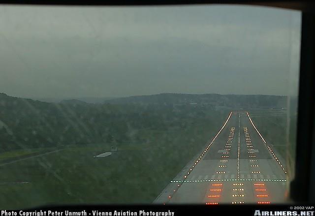 Konma bolgesi isiklari Runway Touchdown Zone Lights Pist merkez hattina gore simetrik yerlestirilmis baretler ciftleri seklindedir.