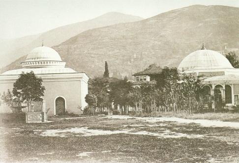 Hanlar Bölgesi ne en iyi bakı noktası olan Kale içindeki bugünkü ismiyle Tophane parkında Osmanlı devletinin kurucuları olan Osman Gazi ve Orhan Gazi nin