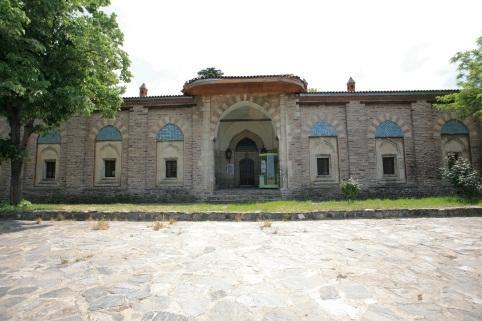 Yapıdaki süsleme elemanlarında sanatçı imzalarına yer verilmesi yapının banisi Sultanın sanata ve sanatçıya verdiği değeri de göstermektedir.