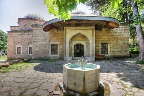 Murad) Külliyesi'nde gömülü olan kişiler aşağıdaki gibidir: II. Murad Türbesi (15. yüzyıl) (Bu türbede, Sultan II. Murad'ın, oğulları ve kızlarının kabirleri bulunmaktadır.