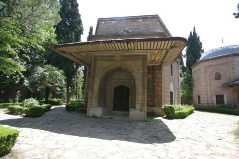 yüzyıl) (Fatih Sultan Mehmed'in oğulları Şehzade Mustafa Çelebi ve Cem Sultan'ın ve diğerlerinin mezarları bulunmaktadır.) Gülşah Hatun Türbesi (15.