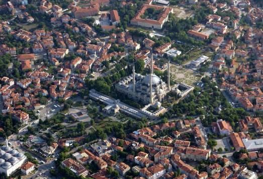 Osmanlı şehirlerinin merkezleri bir büyük bir cami (Ulucami), bedesten, çarşı ve anıtsal yapıların çevresinde gelişmiştir.