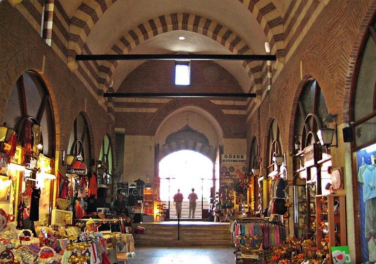 Edirne Çarşısı, Türkiye Anadolu şehirlerinde camiler ve bedestenler her zaman bir arada değildir.