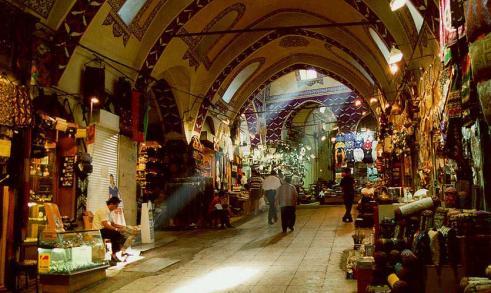 Mehmet (1451-1481) yeni başkente çarşı bölgesinin ve pek çok dükkânın kalbinde bulunan bir bedesten dahil pek çok yeni bina yaptırdı.