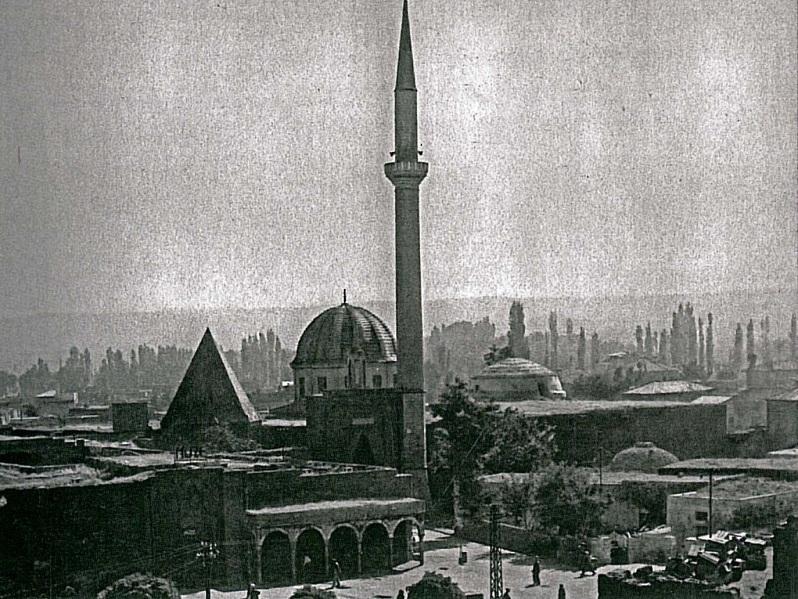 Selçuklular bir cami, bir medrese, bir mezarlık ve Divriği Ulu Camii ve Melike Sultan Şifahanesi (1228-1229) durumunda olduğu gibi bazen de bir hastanenin dahil olduğu kapsamlı külliyeler inşa