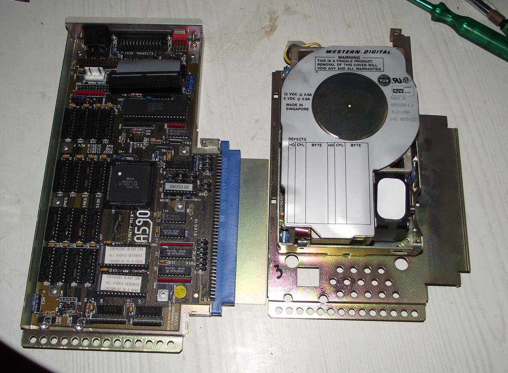 Amiga 590 RAM Upgrade Rehberi Amiga 500 ünüze harddisk ve ilave RAM takma imkanı sunan A590 2MB a kadar FastRam takma imkanı ve SCSI aygıt desteği sunuyor.