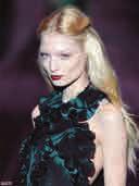 Yarım taç Basit fakat sofistike olan bu modeli, saç tasarımcısı Luigi Mureno, Esrarengizce romantik olarak yorumluyor.