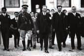 Atatürk 28 Ekim akşamı yakın arkadaşlarını Çankaya da yemeğe çağırmış ve Yarın cumhuriyeti ilan edeceğiz, demiştir.
