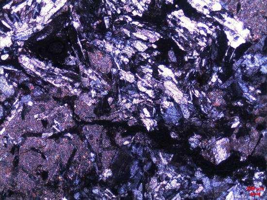 Mineralojik bileşimini nefelin, plajioklaz, ortoklaz, kuvars, kankrinit ve nozeyan oluşturmaktadır