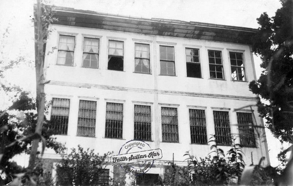 1911 yılında Rize İdadisi (Rize Lisesi) faaliyetlerini Çarşı Mahallesi nde