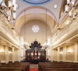 Gotik stilde cephesi ve mermer merdivenleri ile görülmeye değer bir mimariye sahip olan sinagogda Türkiye nin saygın