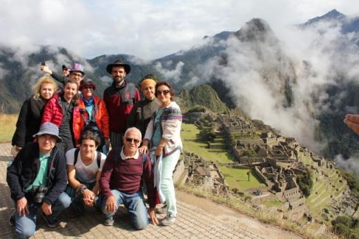 çevrili Machu Picchu dayız İnkaların Kutsal Vadisi nde bulunan Ollantaytambo ya yolculuk ederken göz alıcı manzaralarla karşılanıyoruz.