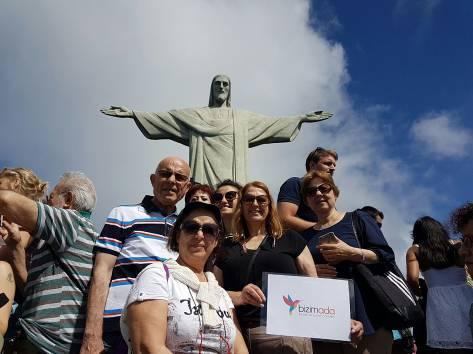 Foz do Iguazu Havaalanı na transfer oluyoruz. Kurtarıcı İsa Heykeli JJ3193 sayılı sefer ile Rio de Janeiro ya uçuşuyoruz. Yerel rehberimiz ile buluşuyor ve otelimize geçiyoruz.