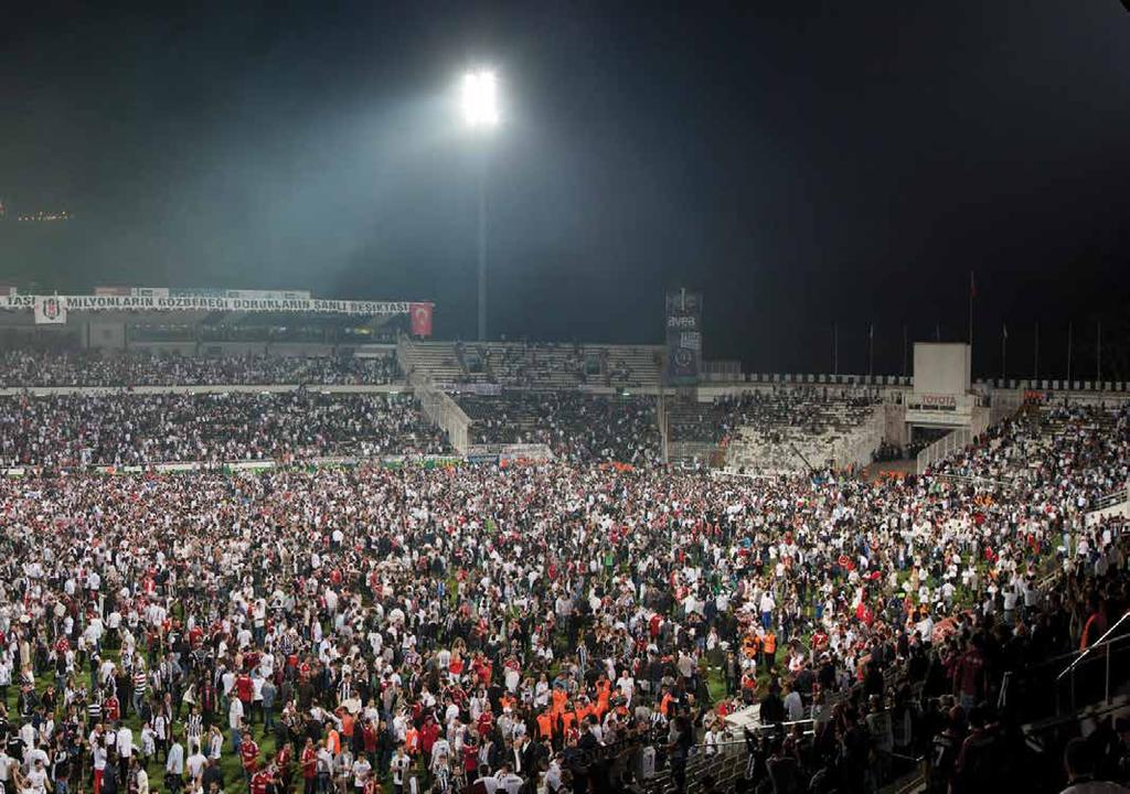 Türkiye de statların tarihi, futbolunki kadar eskiye uzanmıyor. İstanbul da meşin yuvarlak meftunlarının neredeyse tek adresi Taksim Stadı idi. Tahta tribünleri kentin ihtiyacına karşılık veriyordu.