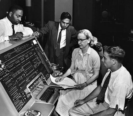 İlk Derleyici: A-0 (1952) İlk açık kaynak kodlu yazılım:a-2 UNIVAC için, Grace Hopper tarfından A-0,