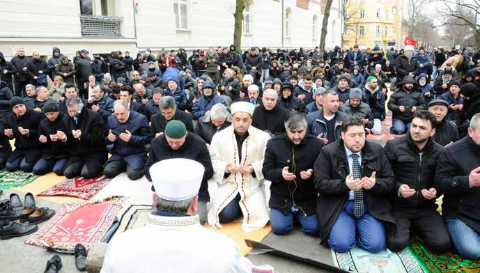 İslam Toplumu Milli Görüş ün (IGMG) Genel Sekreteri Bekir Altaş da yaptığı konuşmasında Almanya daki gelişmelerin endişe verici olduğunu belirterek Müslümanlara yönelik artmakta olan ayrımcılığa