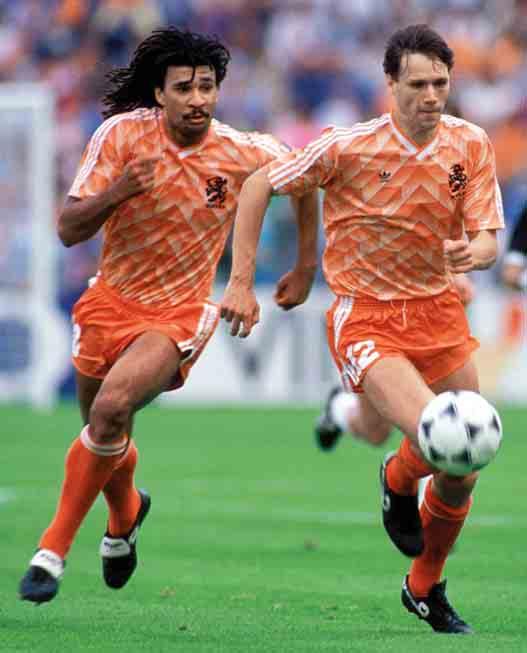Hollanda n n 1988 Avrupa fiampiyonu olmas nda baflrol oynayan ikili: Van Basten ve Gullit du. Hollanda n n ilk büyük zaferi de Happel in Feyenoord undan geldi.