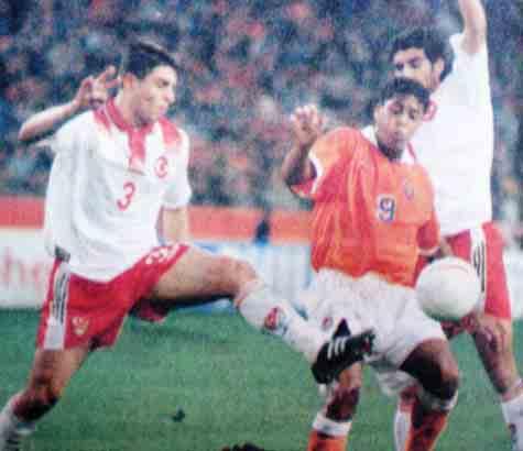 Üzücü beraberlik Hollanda 0-0 Türkiye Hollanda ile alt nc maç m z 1998 Dünya Kupas n n elemelerindeki rövanflta oynad k. Maç öncesinde Hollanda n n 18, Belçika n n 15, Millî Tak m m z n 14 puan vard.
