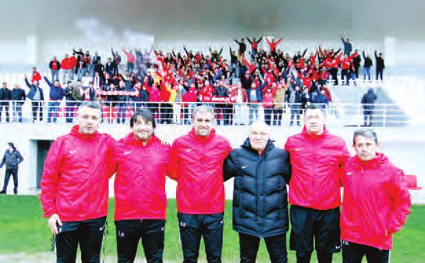 Teknik heyet ve futbolcular, taraftarın isteği üzerine tribün önünde toplanarak hatıra