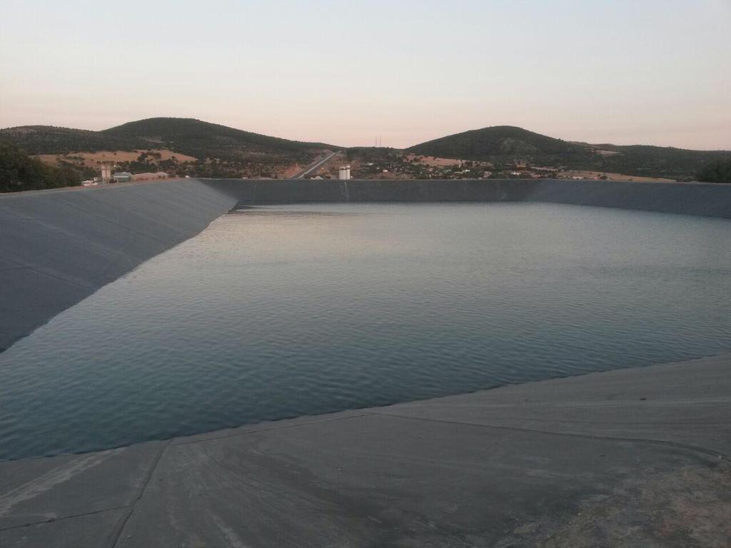 182 ZİRAAT, ORMAN VE SU ÜRÜNLERİNDE AKADEMİK ARAŞTIRMALAR Şekil 4. Geosentetiklerle inşa edilmiş gölet (Anonim, 2017c).