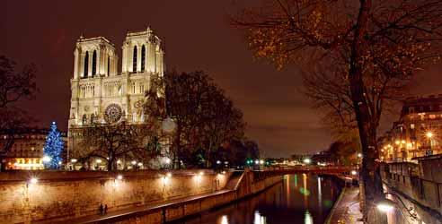 Šetnja do slavne gotičke katedrale Notre Dame u kojoj su krunjeni francuski kraljevi kroz stoljeća, a od 1991. godine je na listi UNESCO-ove svjetske baštine. Slobodno vrijeme za kavu ili šampanjac.