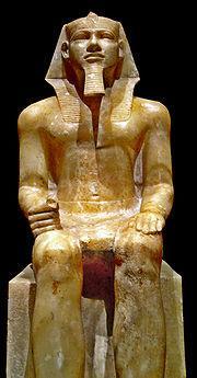 Snefru, iyi bir kral olarak bilinmekteydi. Keops(MÖ.2551-2528) Snefru nun oğlu olup kendisinden nefret edilen, zorba bir hükümdardır.