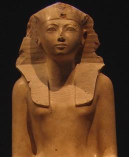 Yeni Krallık Dönemi'nde kadınlar da iktidarda yer almıştır. Eski Mısır'da 18. Hanedan döneminde hüküm sürmüş kadın firavun. Tarihte adı kayıtlara geçen ilk kadındır.