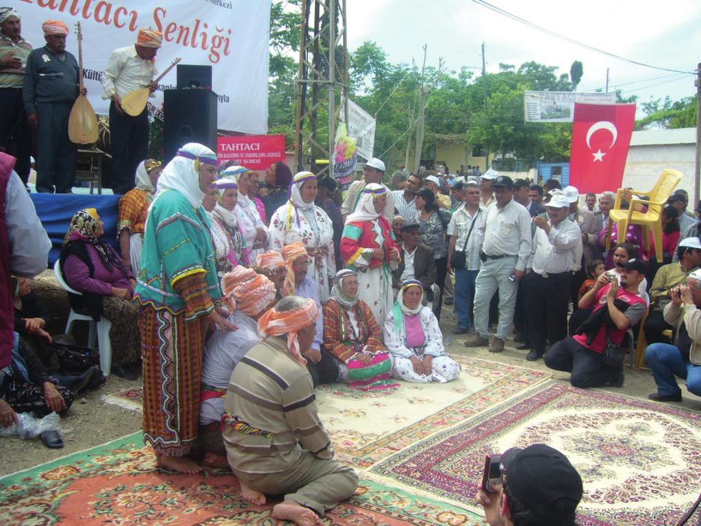 ID:10 K:08 Adana Ceyhan Durhasan Dede Köyü nde, Tahtacıların Piri Durhasan Dede nin Türbesinin Önünde Yapılan Tahtacı Şenliği.