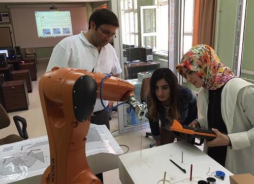 4. Bölüm: Robotların İşletime Alınması No Y 4-9 ABC World Yöntemi ile Oryantasyon (Orientation) Kalibrasyonu Tool Koordinat Sisteminin eksenleri, World Koordinat Sisteminin eksenlerine paralel olarak