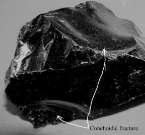 Bir mineralin özgül ağırlığı, ağırlığının eşit hacimdeki saf suyun ağırlığına olan oranıdır. Dolayısıyla özgül ağırlığı 3 olan bir mineral, sudan 3 kat daha ağırdır.