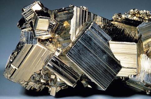 Genelde galen ve hematit gibi metalik mineraller, metal olmayanlardan daha yoğundur. 19.3 gr/cm3 yoğunluğa sahip olan saf altın, kurşundan yaklaşık 2.5 kat daha yoğundur.