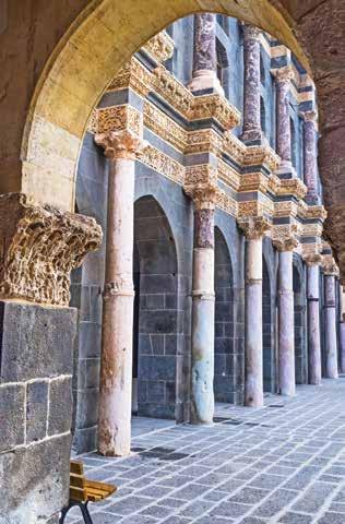 Anadolu daki en eski mabetlerden biri olan Diyarbakır Ulu Cami nin taş süslemeleri, Endülüs mimarisini anımsatıyor. Diyarbakır Surları, UNESCO Dünya Kültür Mirası Listesi nde yer alıyor (altta). 2.